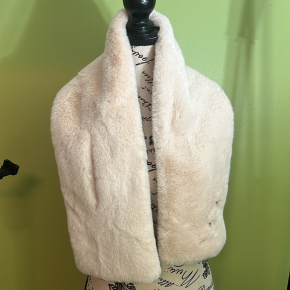 🆕 J.Jill Faux-Fur Cream and Gray Reversible
Scarf - Picture 4 of 10